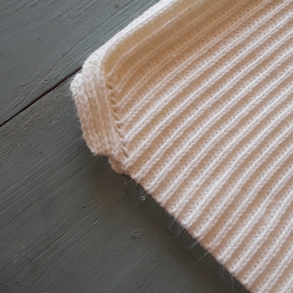 Cream colored knit crop top - Picture 2 of 3